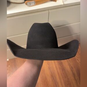 Classic Black Cowboy Hat 40x quality. Comes with hat band.
